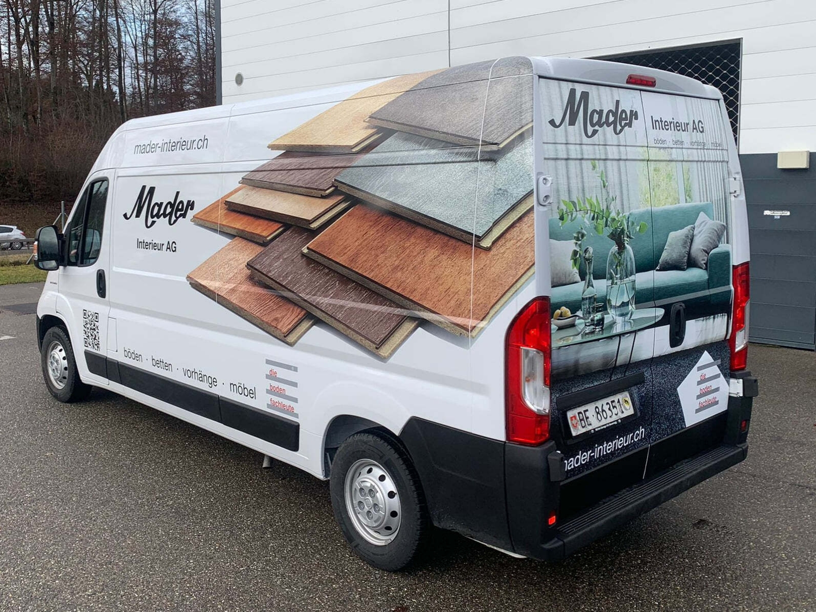 Foliertes Firmenfahrzeug der Mader Interieur AG